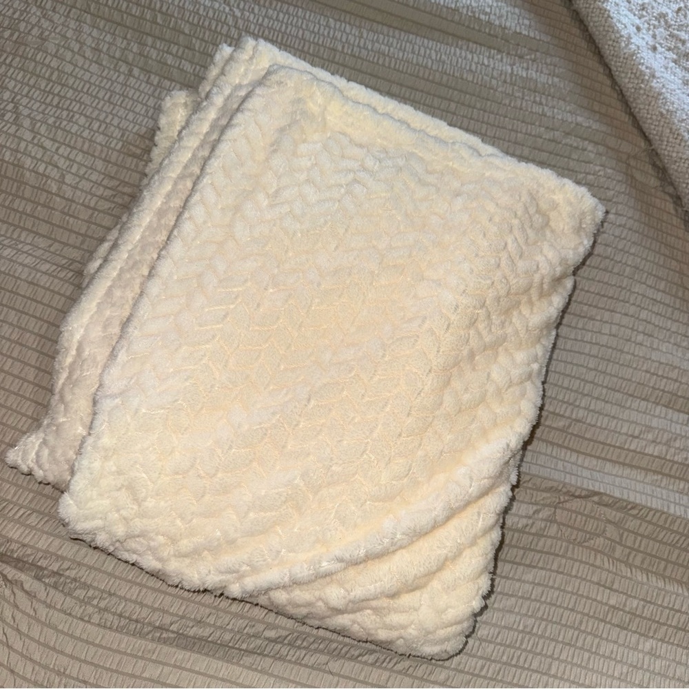 NWT Ivory Textured Fleece Blanket - Picture 2 of 2